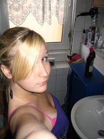 Blonde Brooke enjoys hard